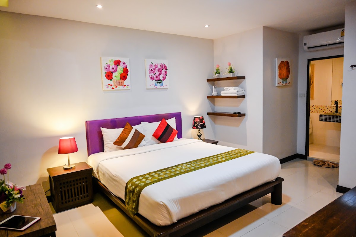 Queen Boutique Hotel - Photo 2