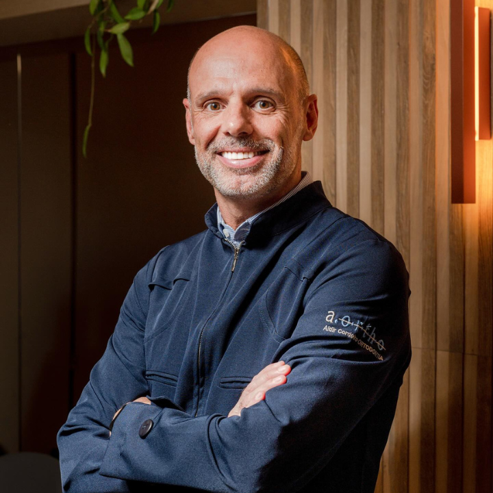 Dr. Aldir Cordeiro | Invisalign em Petrópolis