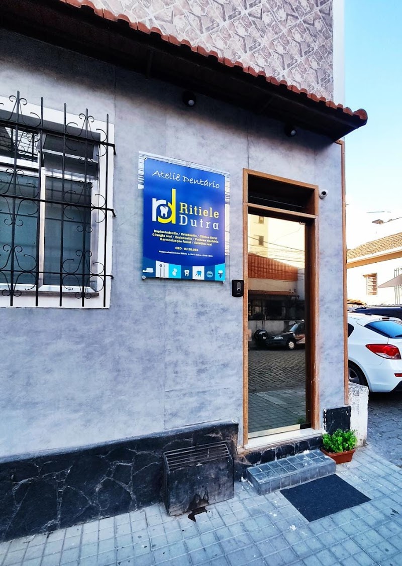 Dentista Drª Ritiele Lourdes- implantes dentários- Clínica Odontológica Hottz Dental Clinc - Nova Friburgo