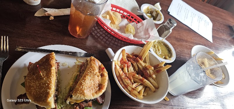 Ernie's Cafe Bar & Grill photo 2