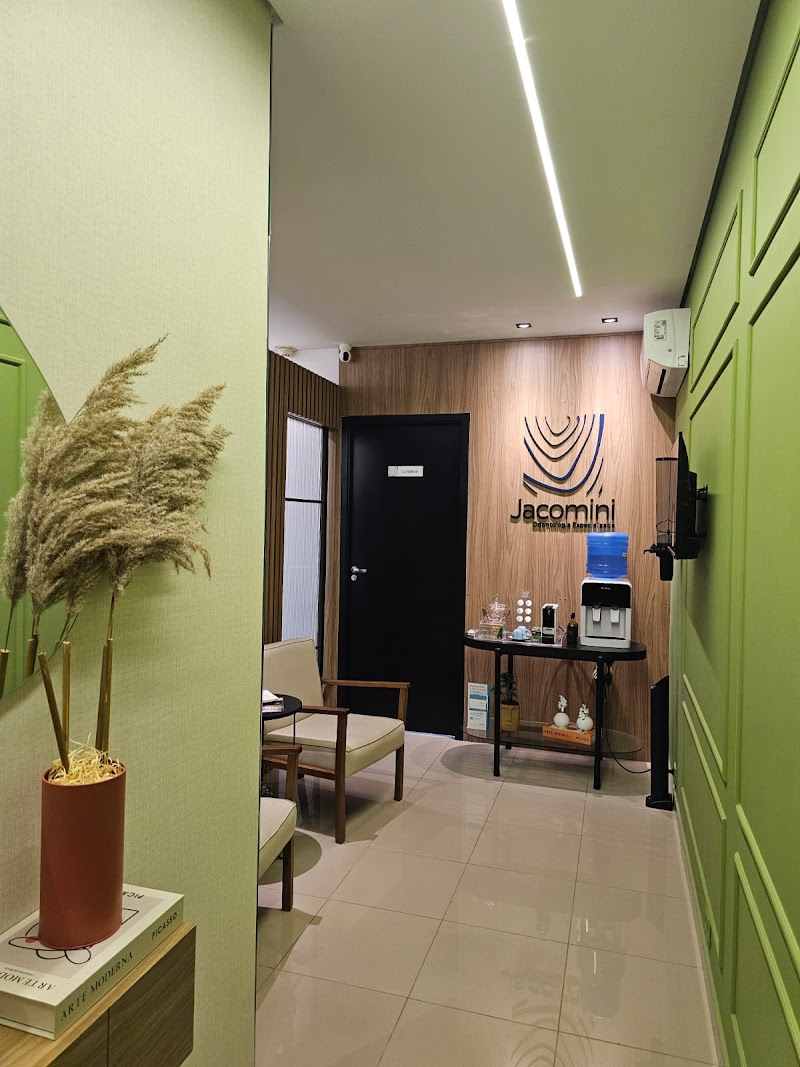 Drª Mariana Wanderley Costa - Cirurgiã-dentista