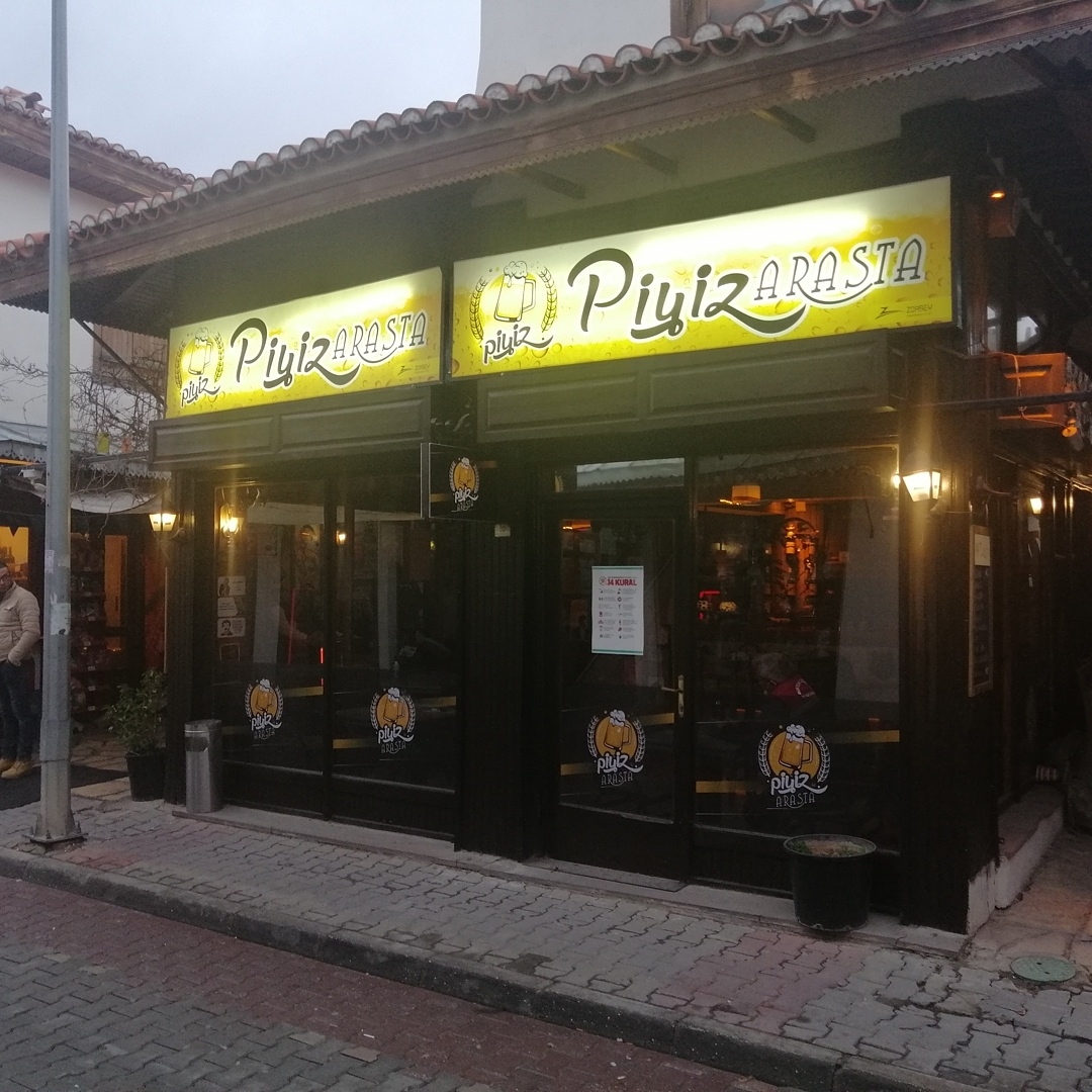 PİYİZ ARASTA mekanı
