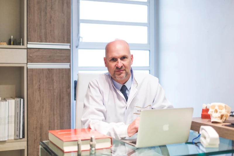 MA Implantodontia - Prof. Dr. Marco Aurélio - Implante de Dente em Curitiba