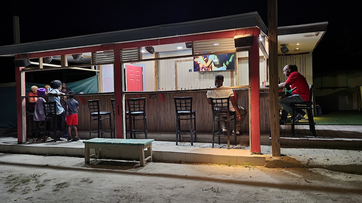 Shallow Waters Bar & Restaurant in exuma