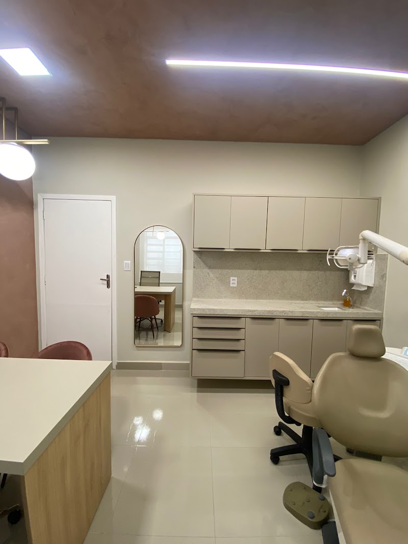 Dra. Kelly Dalla Vecchia / Ortodontia e Ortopedia / Clareamento Dental / Cuiabá - foto 3