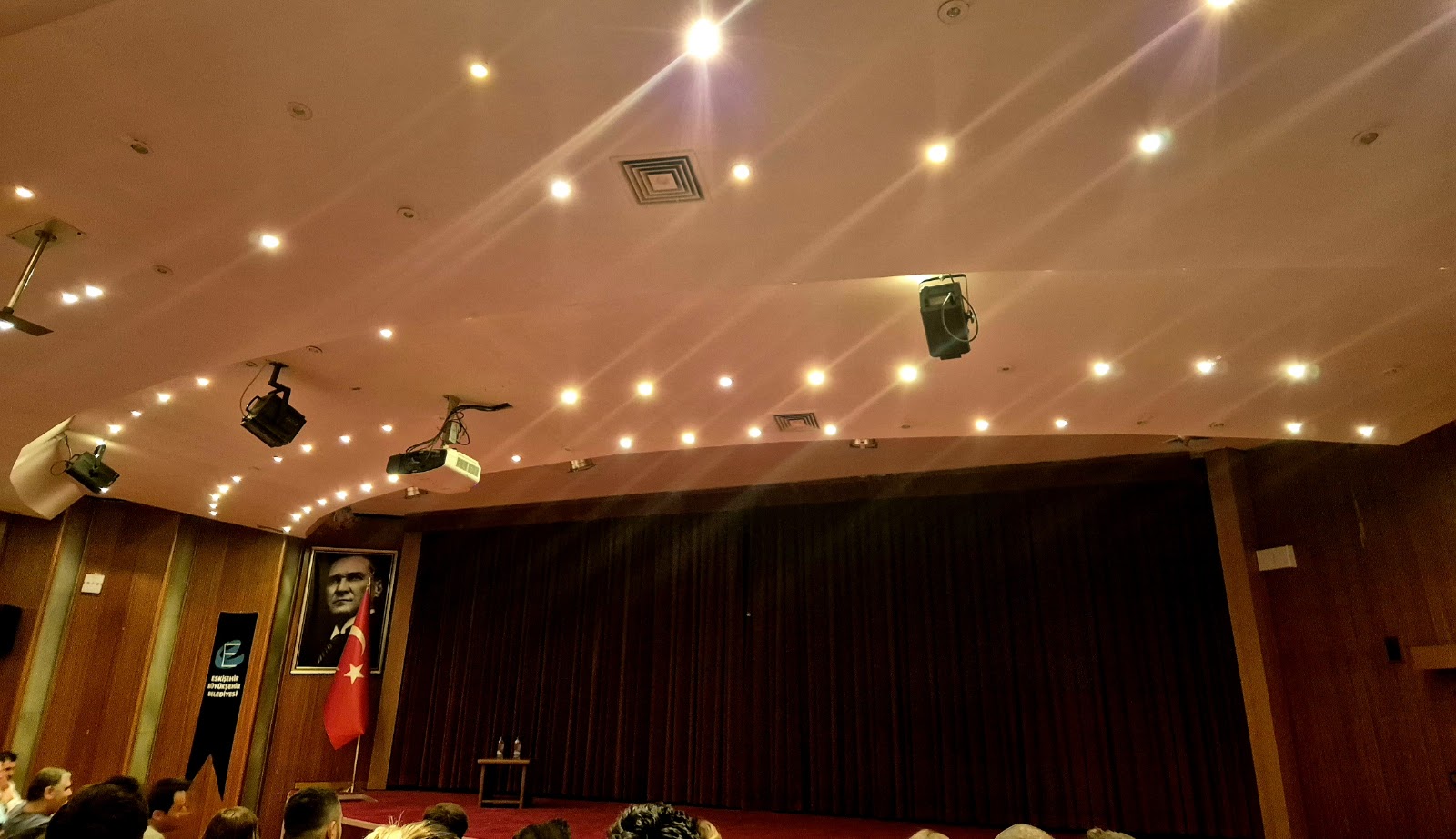 Eskişehir Büyükşehir Belediyesi Taşbaşı Kültür Merkezi KIRMIZI SALON mekanı