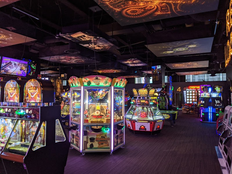 Lucky Strike Chicago — interior