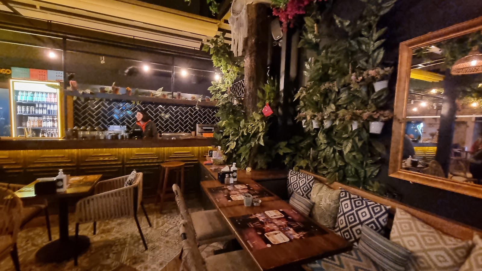 Give More Pub mekanı