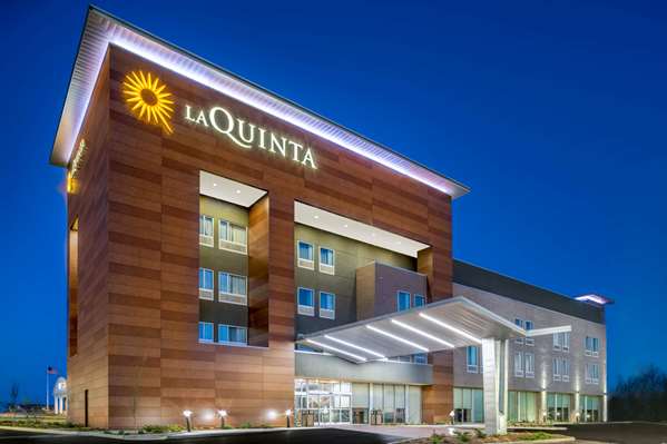 LA QUINTA INN & SUITES BY WYNDHAM exterior