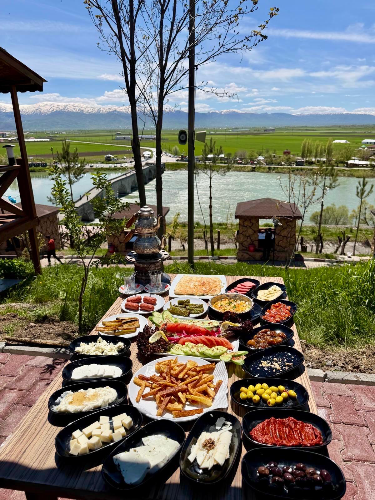 Murat Köprüsü 1071 Park Cafe Restaurant mekanı