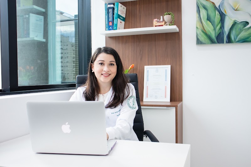 Foto de Dra Leila Hashimoto Nutricionista Pinheiros |Saúde Intestinal, Microbiota, Intolerância Alimentar, Emagrecimento, Disbiose