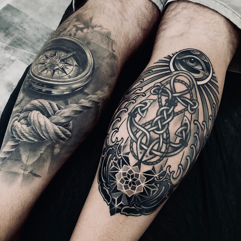 Twee onderbeen tattoos: realistisch kompas en touw, en een anker met oog en geometrie.