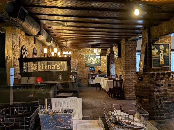 SELENA'S AT WILLOW LAKE TAVERN exterior