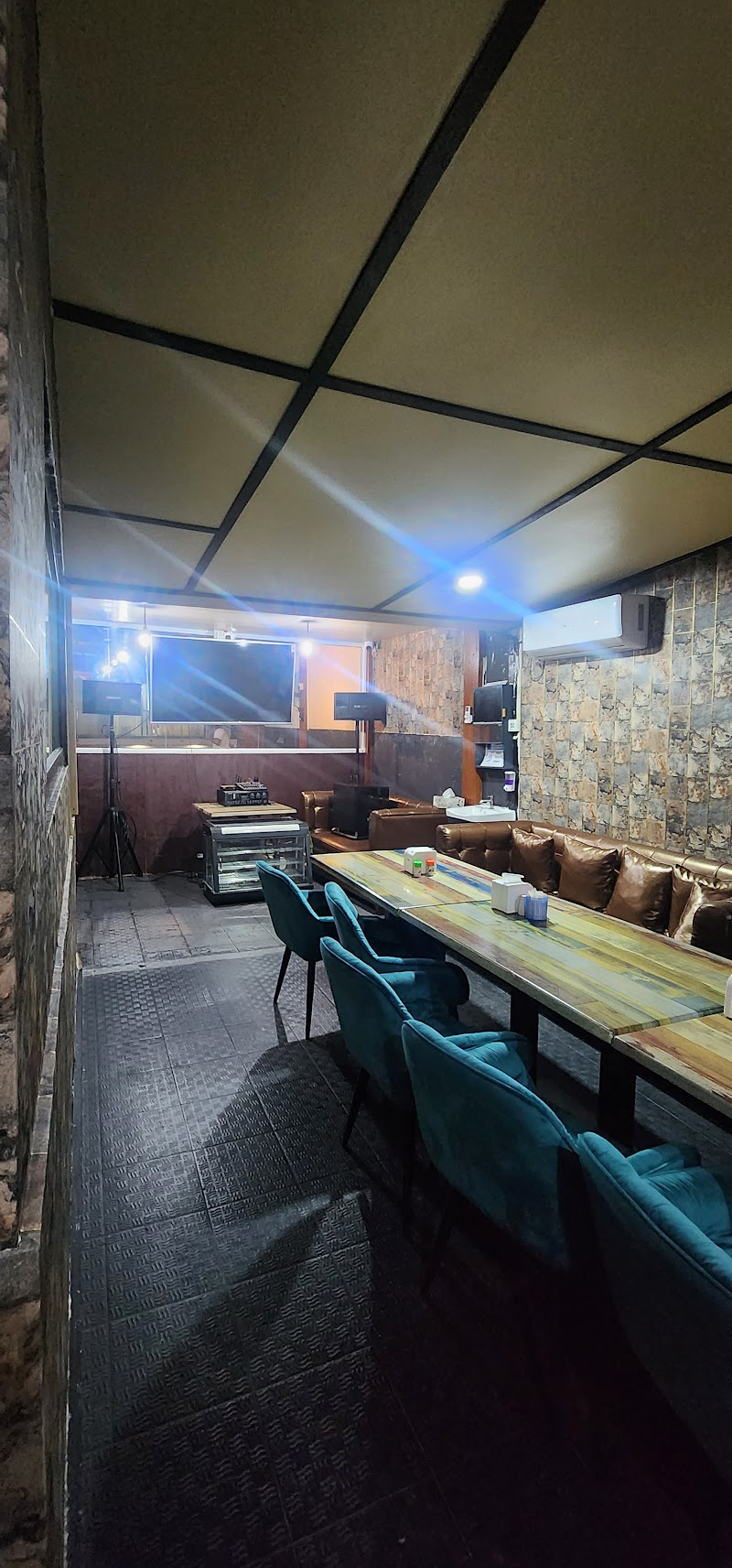 One & all restaurant photo 2