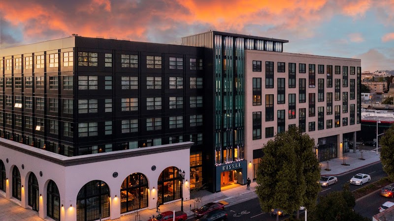 Close proximity to business hubs and amenities