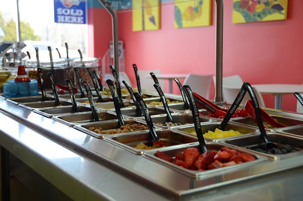 SWEET SAVANNAH'S FROZEN YOGURT & TOPPINGS exterior