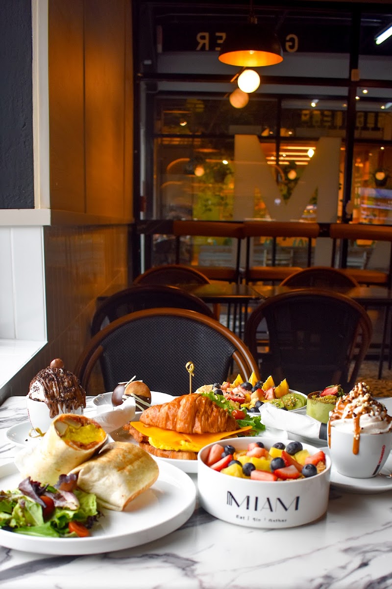 Miam Cafe Biscayne photo 2