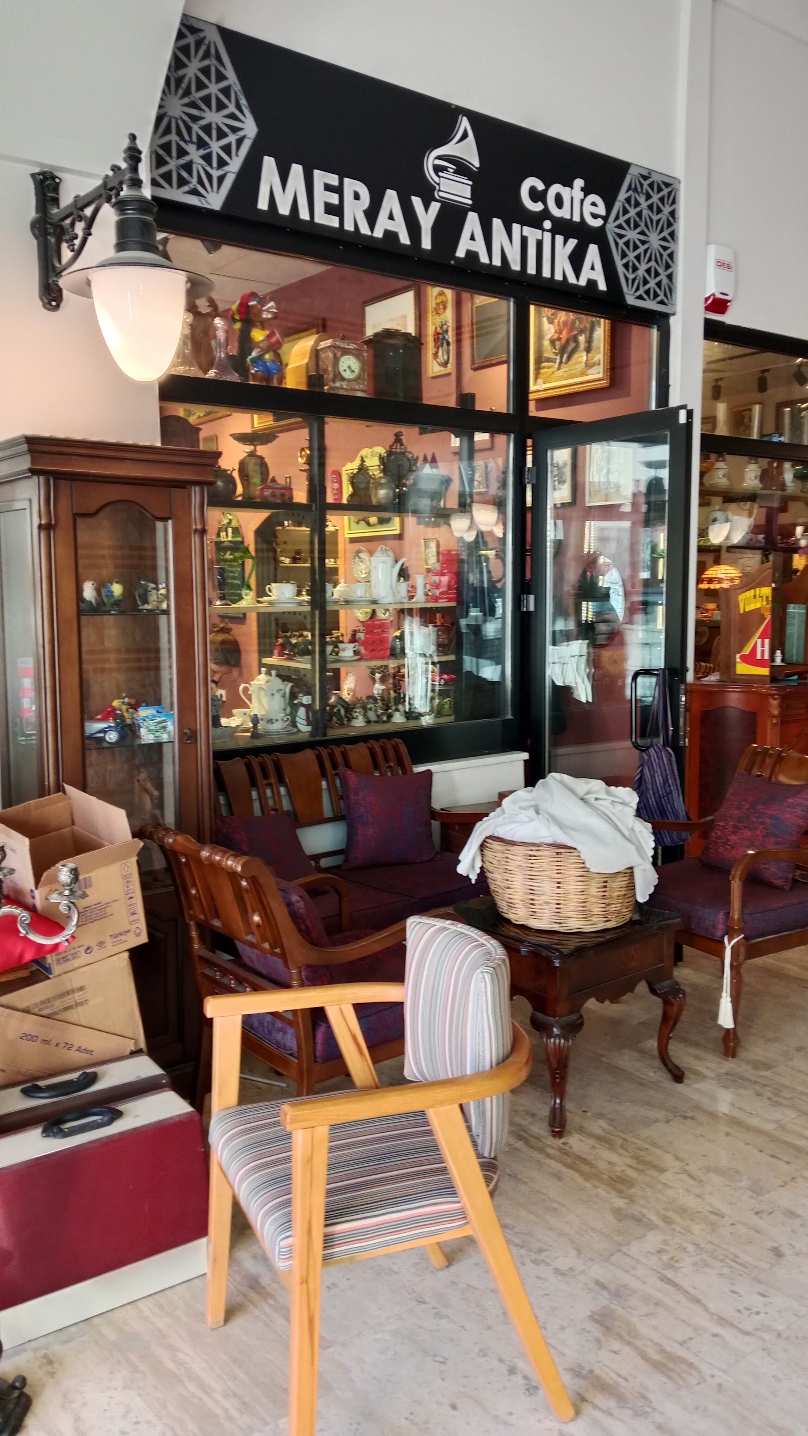 Meray Antika & Hediyelik & Kafe mekanı