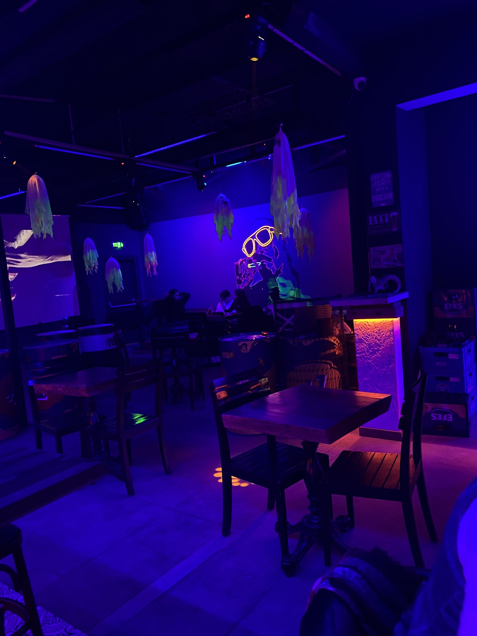 Mızmız Pub mekanı