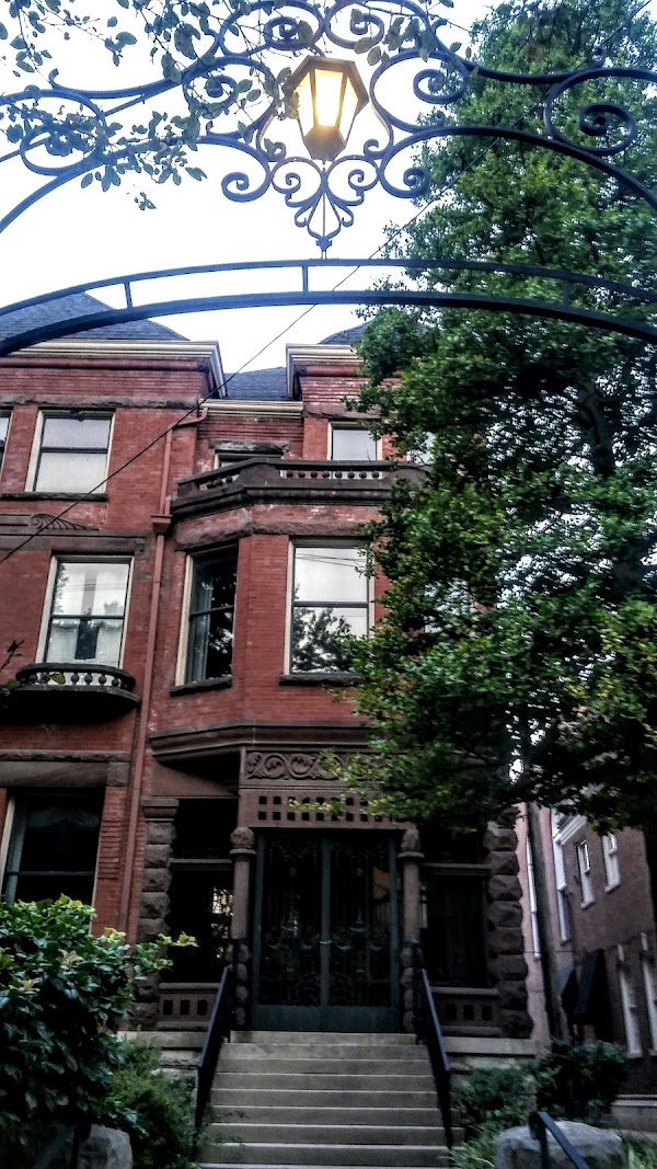 Photo by Starvin Artist