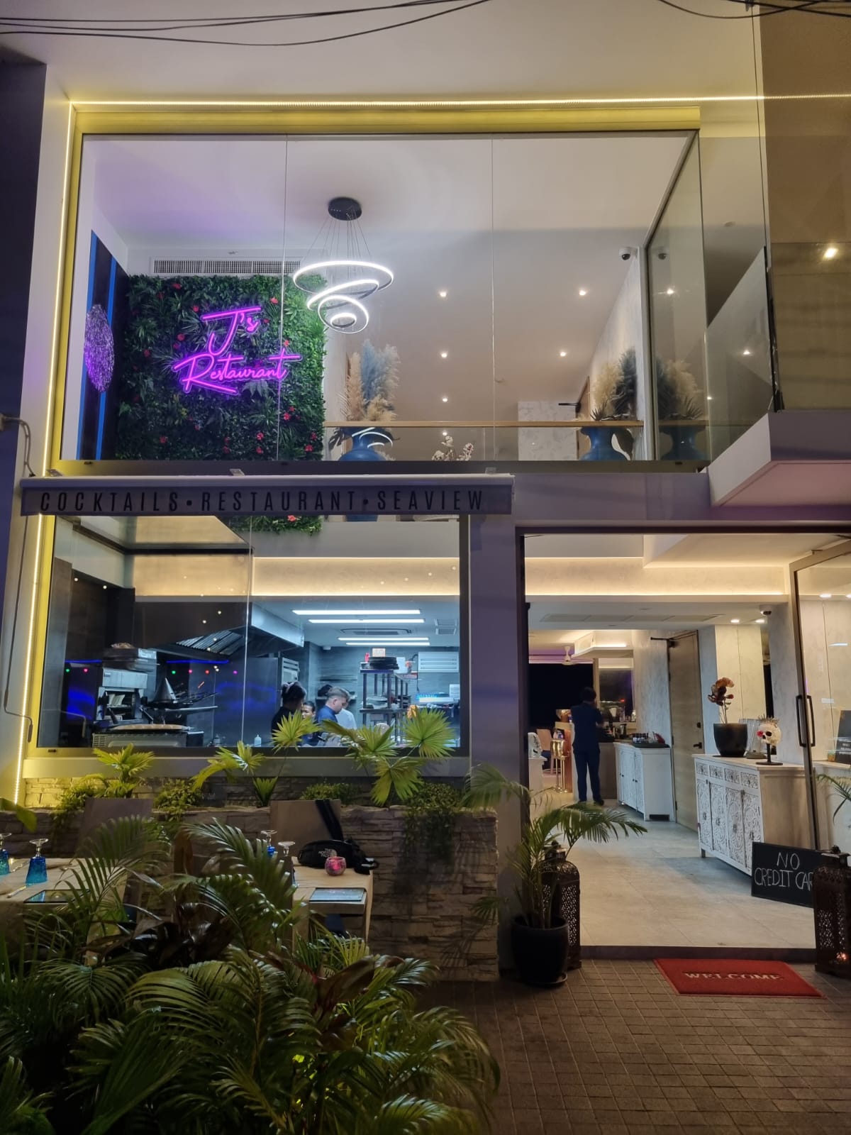 J’S Restaurant - Main view