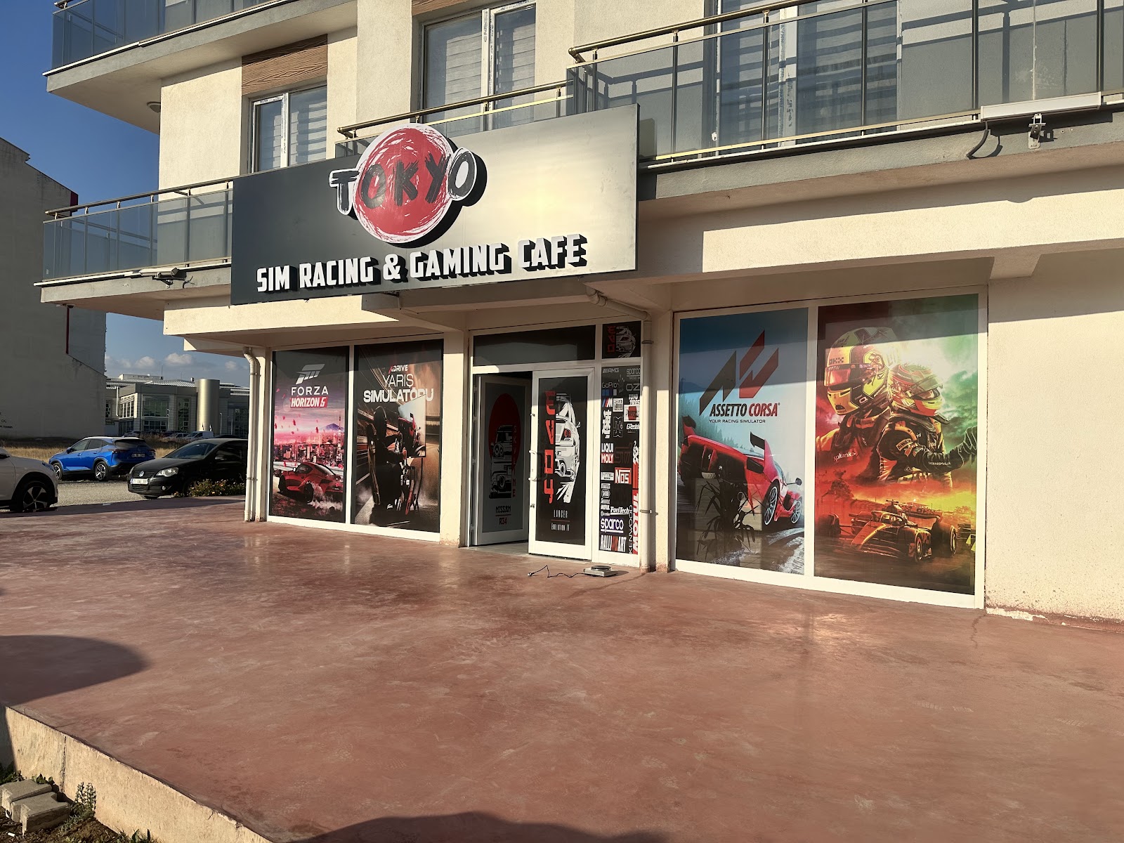 Tokyo Sim Racing & Gaming Cafe mekanı