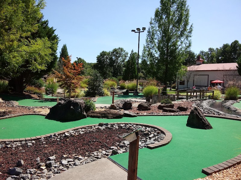 Hilltop Overlook mini golf and arcade — Miniature Golf Course in Helen