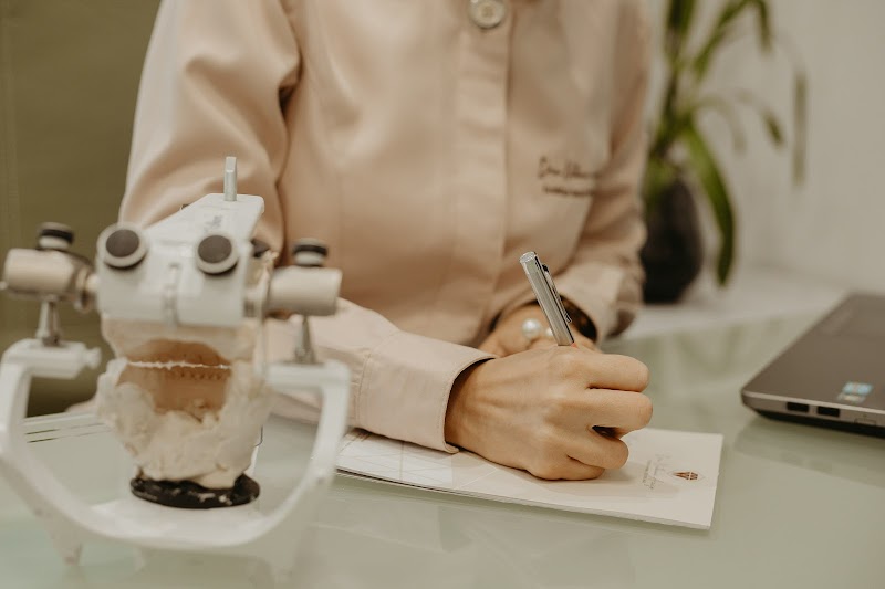 Dra Nathani Araújo | Dentista especialista em Odontologia Estética e Prótese dentária - foto 4