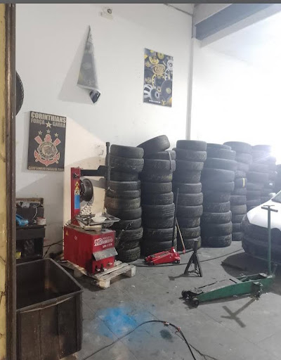 Foto de Japonês o mecânico de automotivo é borracharia-funilaria