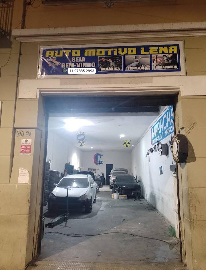Japonês o mecânico de automotivo é borracharia-funilaria
