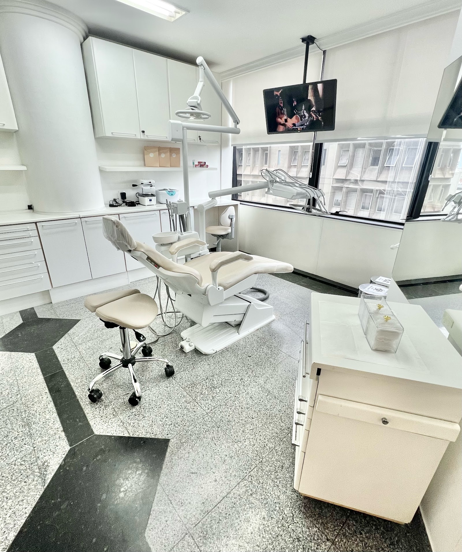 DRA. THÁBATA - DENTISTA AVENIDA PAULISTA