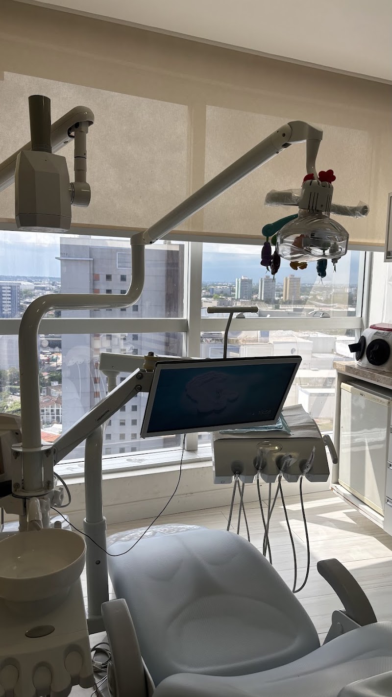 Dra. Rebeka Thiara - Especialista em Endodontia / Tratamento de Canal / Emergências - foto 4