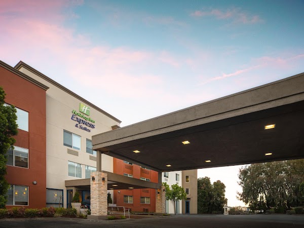 Holiday Inn Express & Suites Belmont by IHG