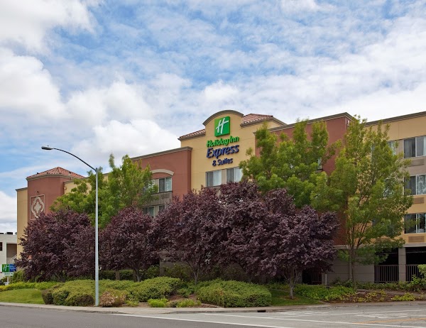 Holiday Inn Express & Suites Belmont by IHG