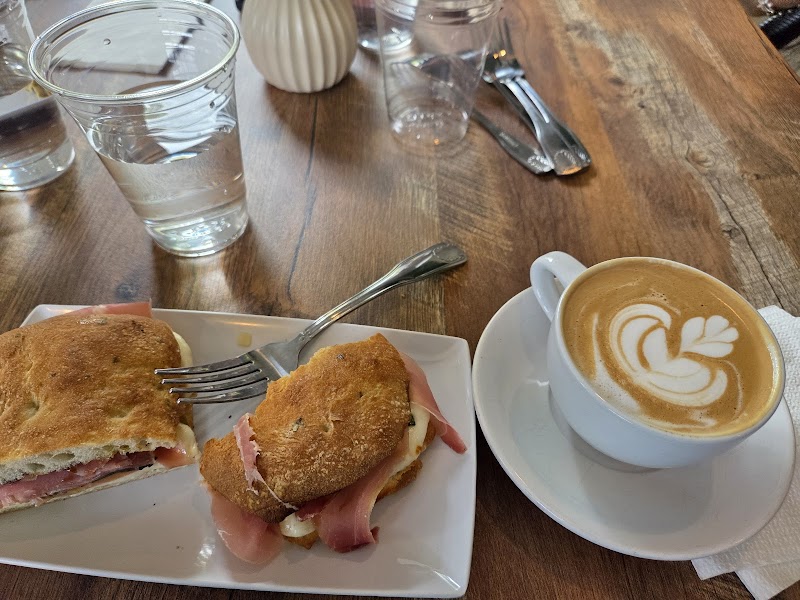 Cafe Club Montville photo 3