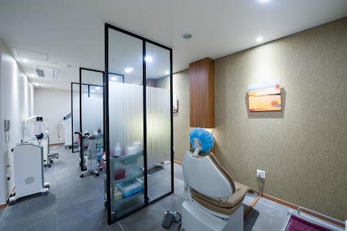 New Hair Institute logo