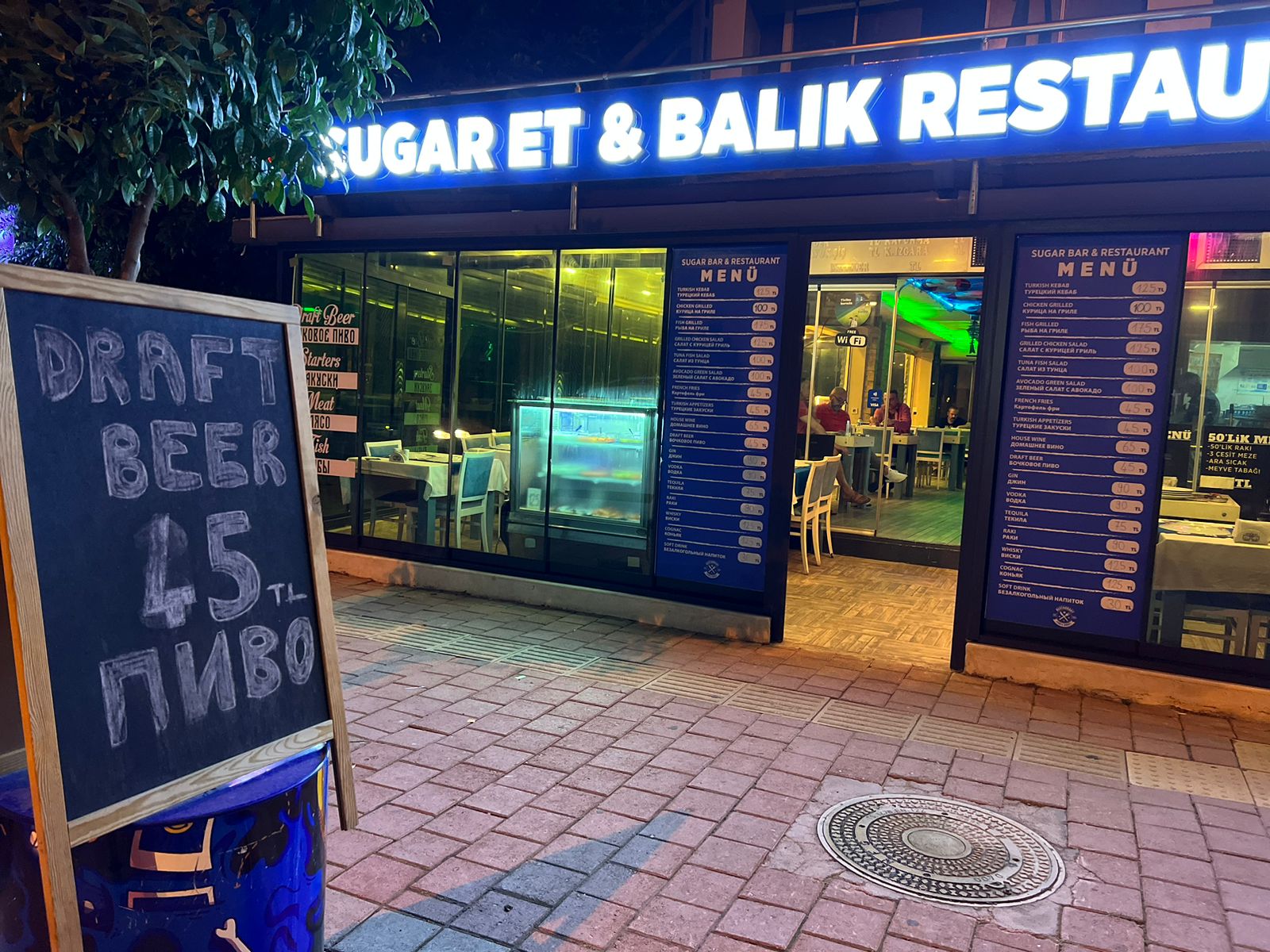 Sugar Cafe Bar mekanı