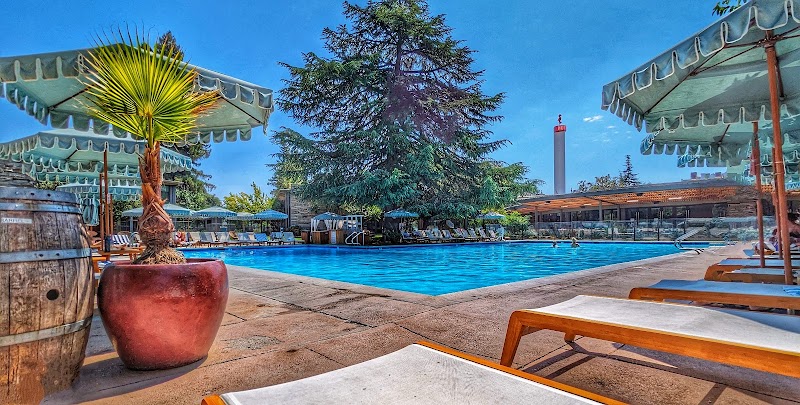 Heated outdoor pool and hot tub with ample towels