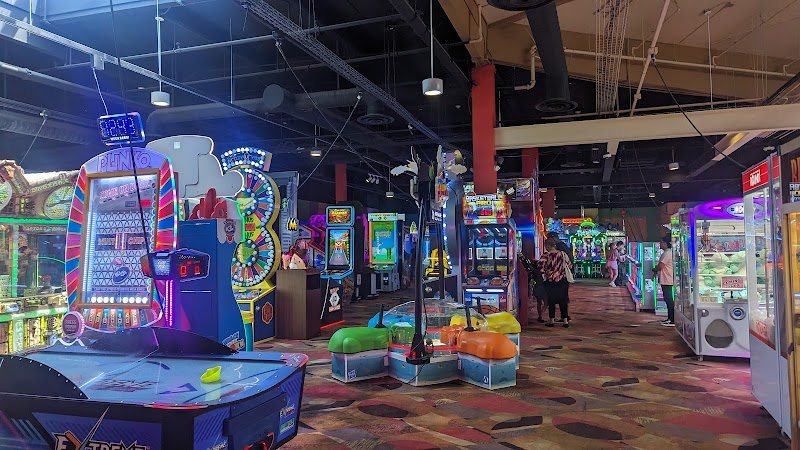 Round1 Bowling & Arcade Lakewood Center Mall — Amusement Center in Lakewood