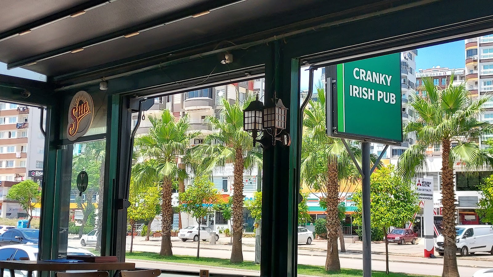 Cranky Pub mekanı