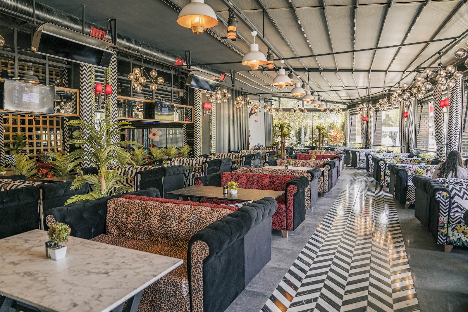 Balkon Cafe & Nargile mekanı