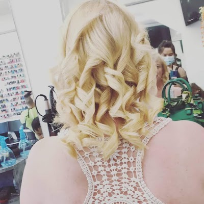 Golden Comb Hair Design photo 3