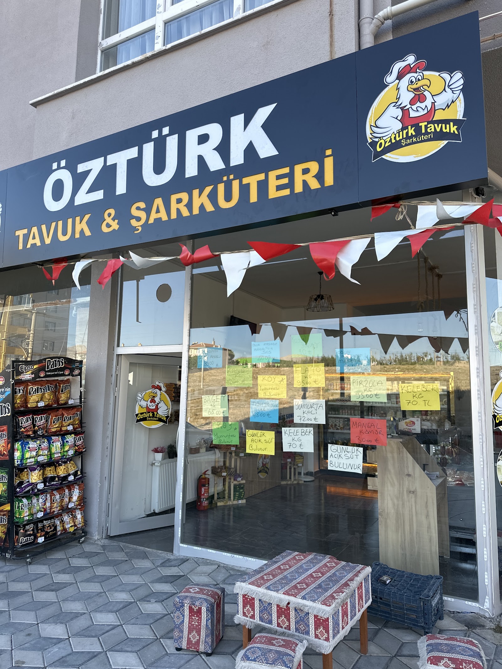 Öztürk Tavuk Şarküteri mekanı