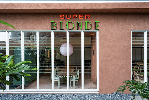 Super Blonde - Photo 1