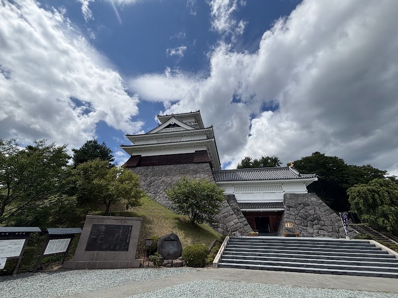 上山城模擬天守の外観