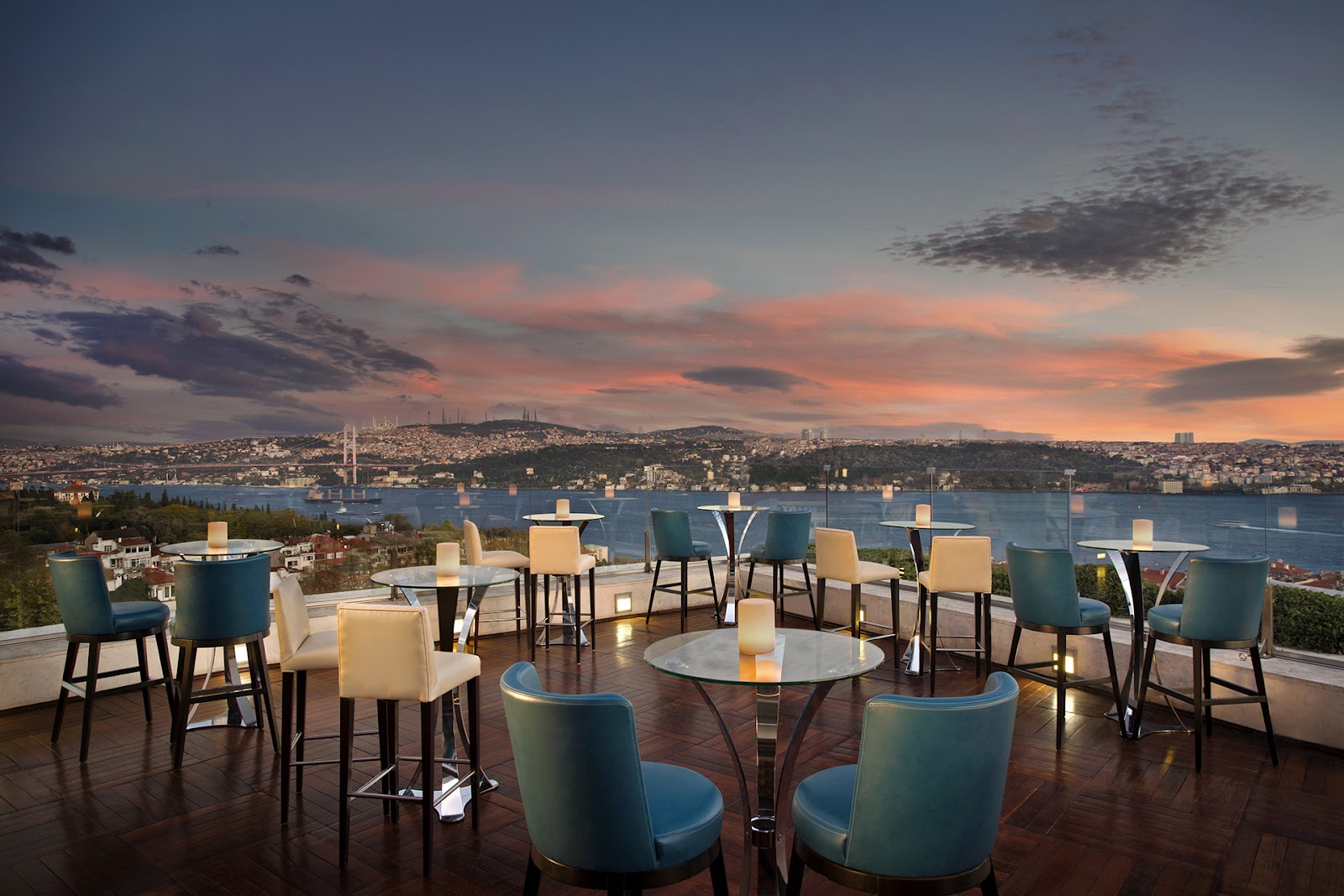 Summit Bar & Terrace mekanı