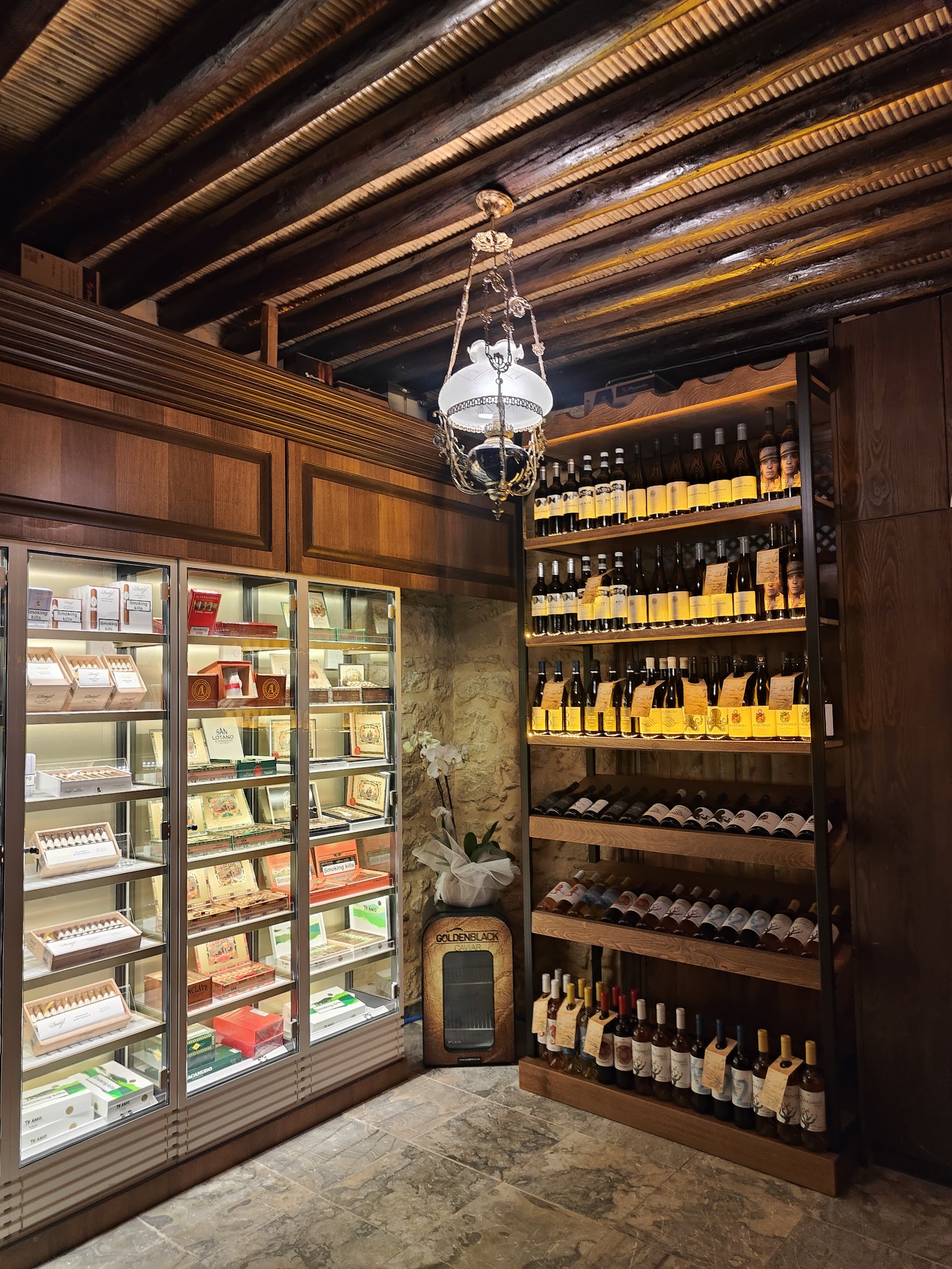 White Rose Cigar & Wine Lounge mekanı