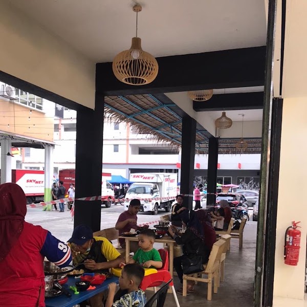 Mr R Steamboat & Grill Shah Alam