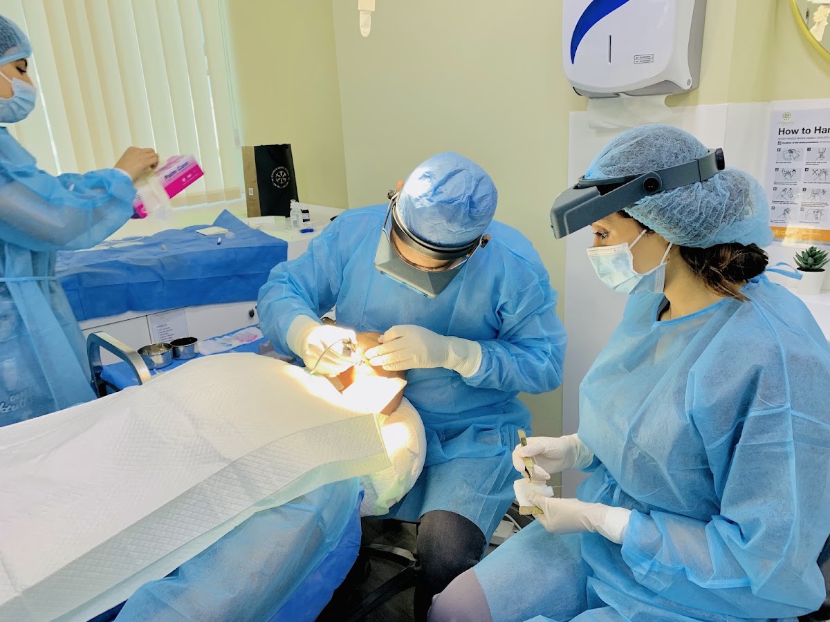 Dr Ahsen Farooque MD ABHRS USA Dhi Fue Fut Hair Transplant Surgeon Dubai