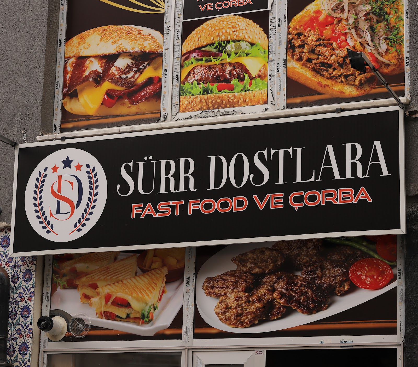 SÜRR DOSTLARA mekanı